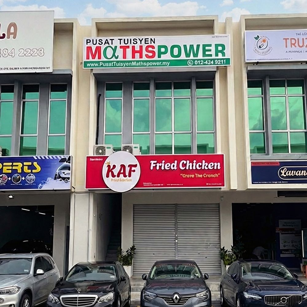 Gambar premis Pusat Tuisyen MathsPower di CyberSouth, Dengkil dengan tingkap tinted hijau dan suasana bangunan yang profesional.